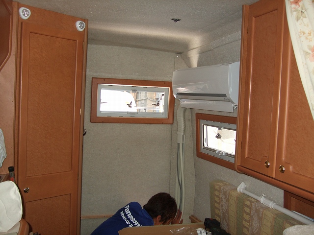 キャンピングカー専用エアコン,船舶専用のエアコン,クルーザー専用のエアコン,エアコンの室外機を横に寝かせられる,camping car eacon,日本製,大阪市大正区,吊り下げ型エアコン,車体下に室外機を取り付けられるエアコン,